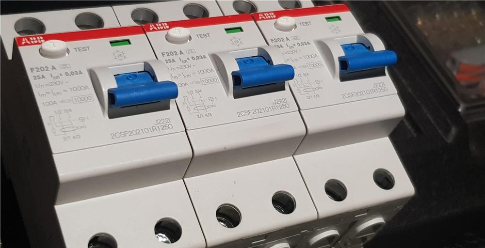 Electrician cu peste 10 ani experienta in domeniu