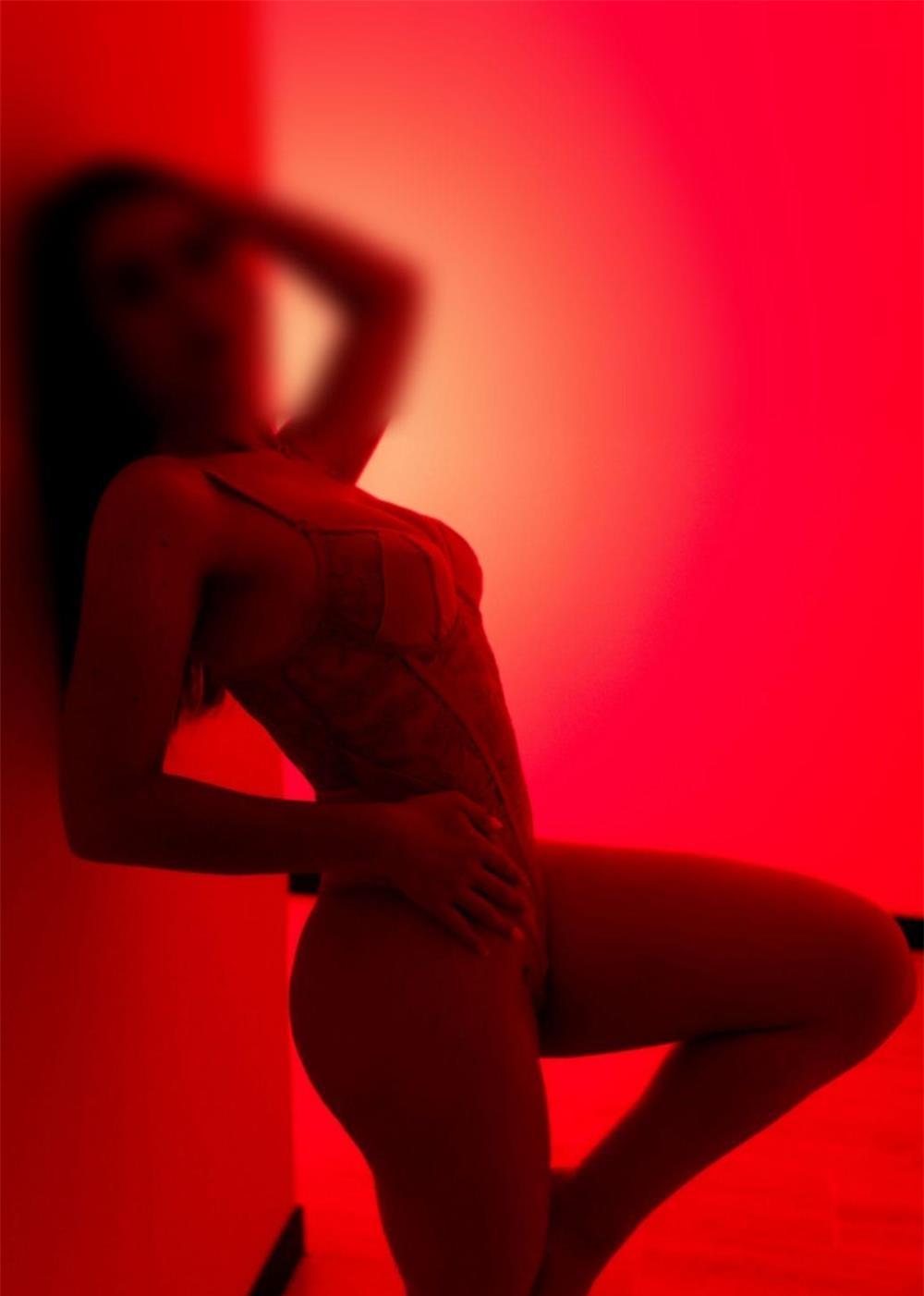 Escortă tânără , frumoasă și plină de erotism , te aștept într-un cadru intim si luxuriant