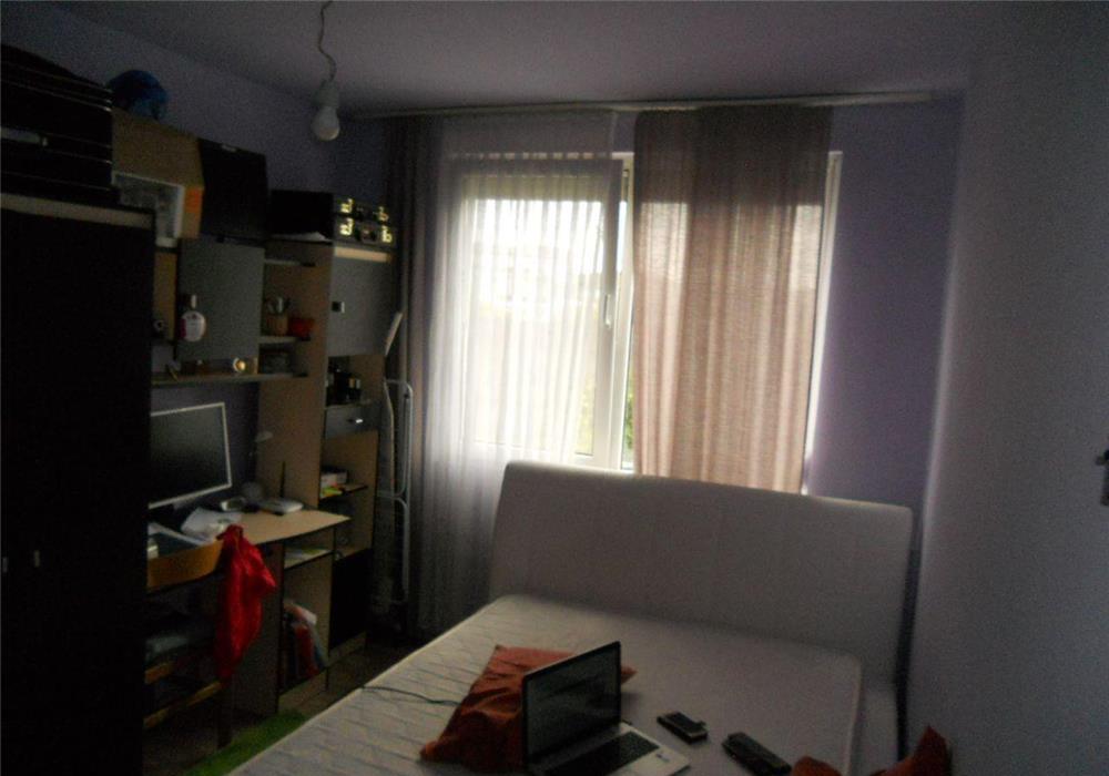Etaj intermediar, aproape de P-ta. Unirii, etaj 1.