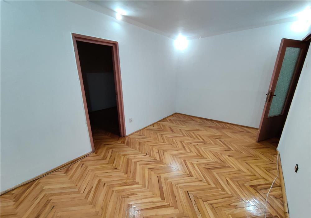 Etaj intermediar, langa Piata Dacia, disponibil imediat.