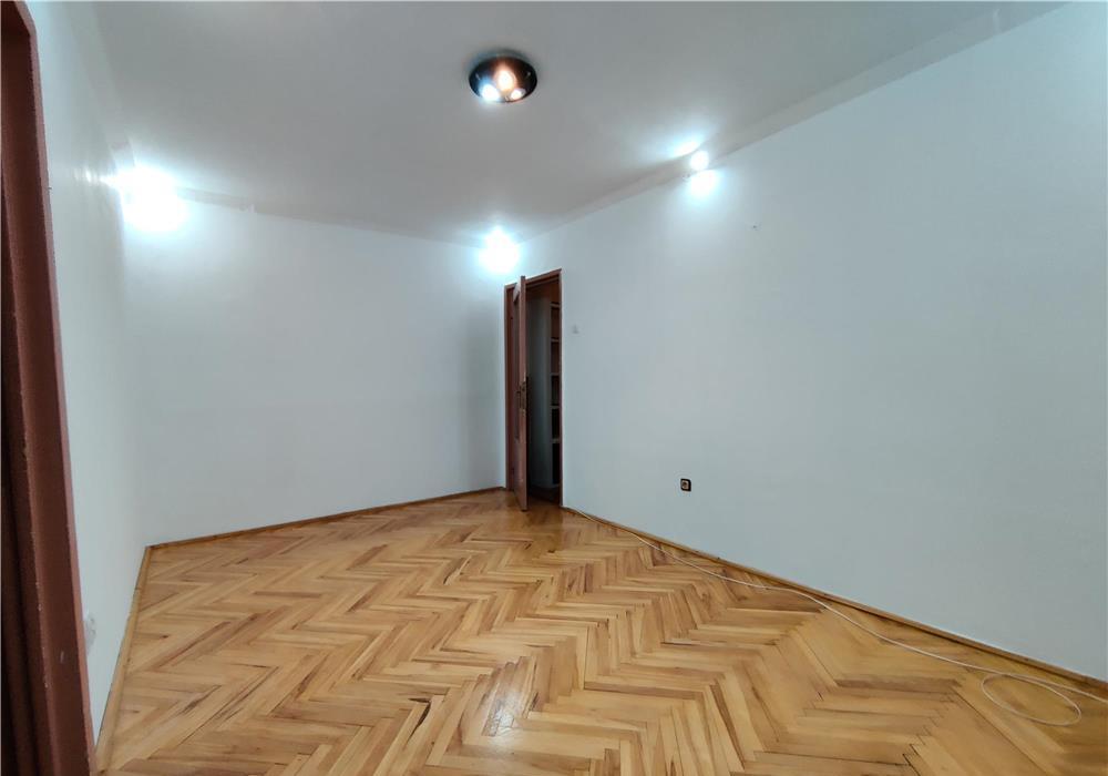 Etaj intermediar, langa Piata Dacia, disponibil imediat.