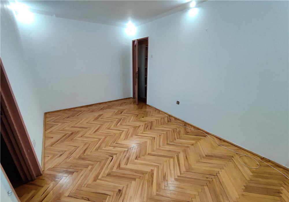 Etaj intermediar, langa Piata Dacia, disponibil imediat.