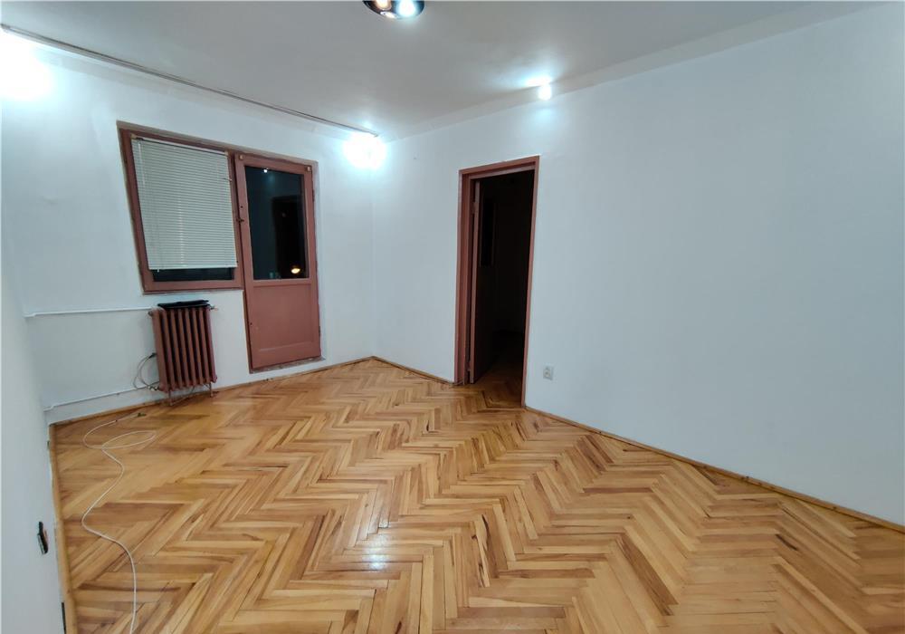 Etaj intermediar, langa Piata Dacia, disponibil imediat.