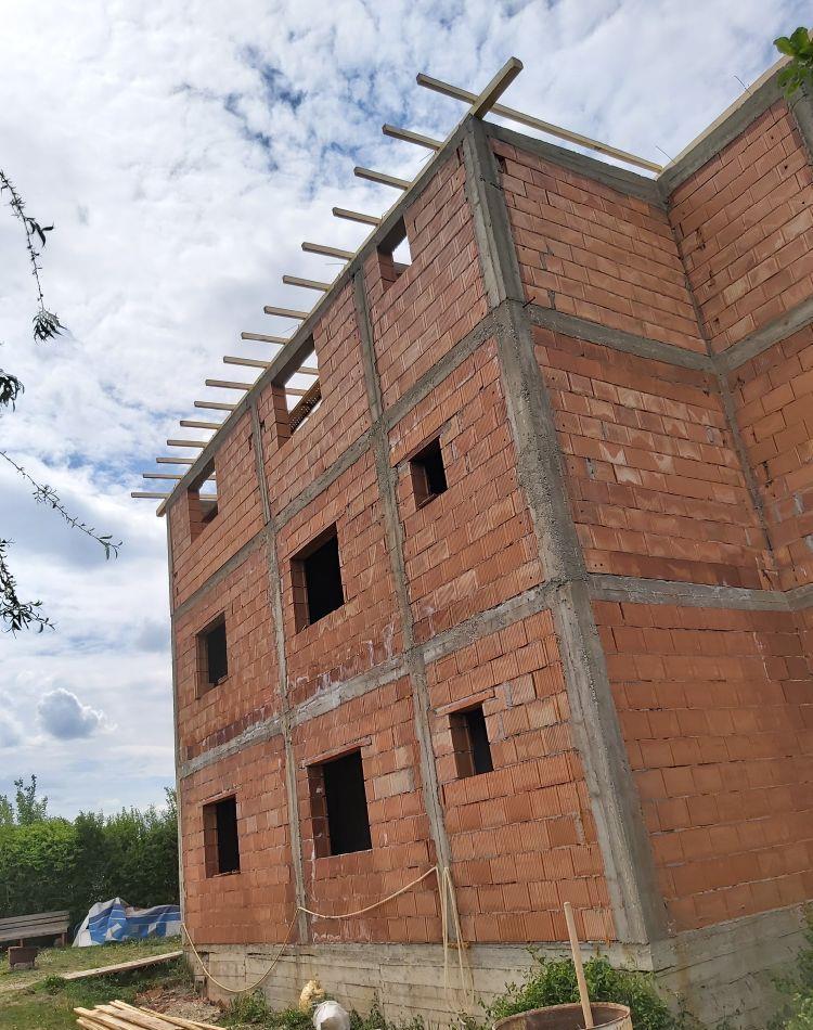 Execut  amenajări interioare și exterioare