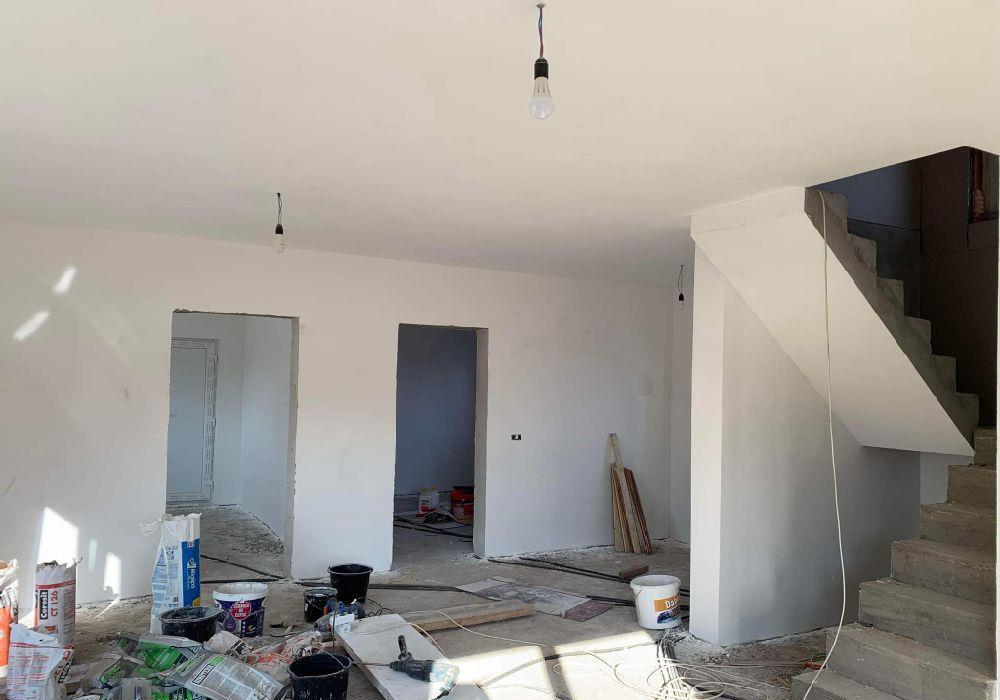 executam costrucții si decorațiuni interioare. exterioare