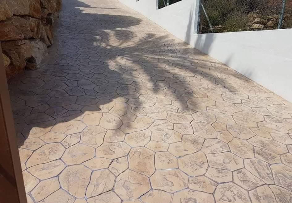 Executam lucrari de beton amprentat.