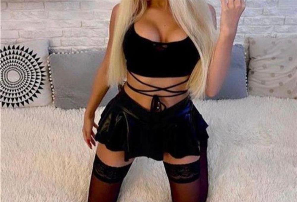 Fac și deplasări!!! Blonda slim