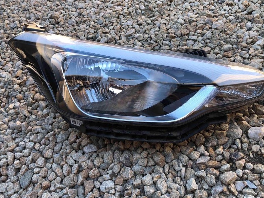 far dreapta hyundai i20 cod92102-c98
