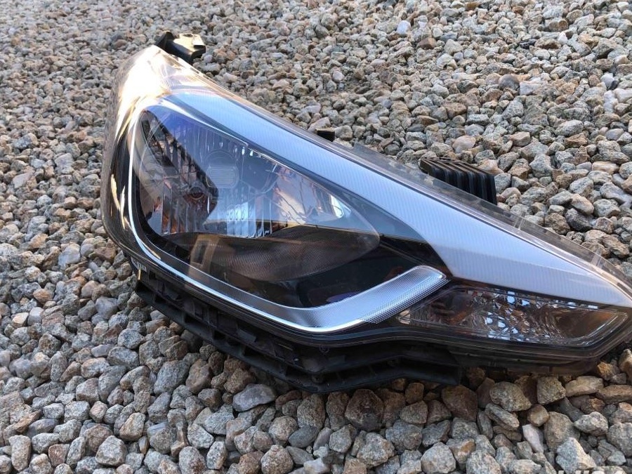 far dreapta hyundai i20 cod92102-c98