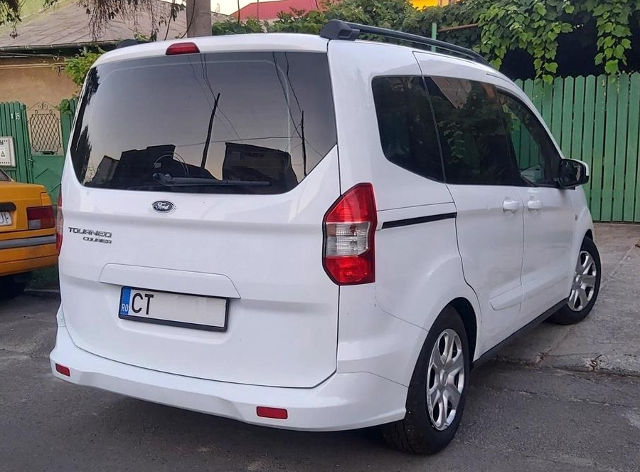 Ford Tourneo Courier  diesel 2015 / 5 locuri.