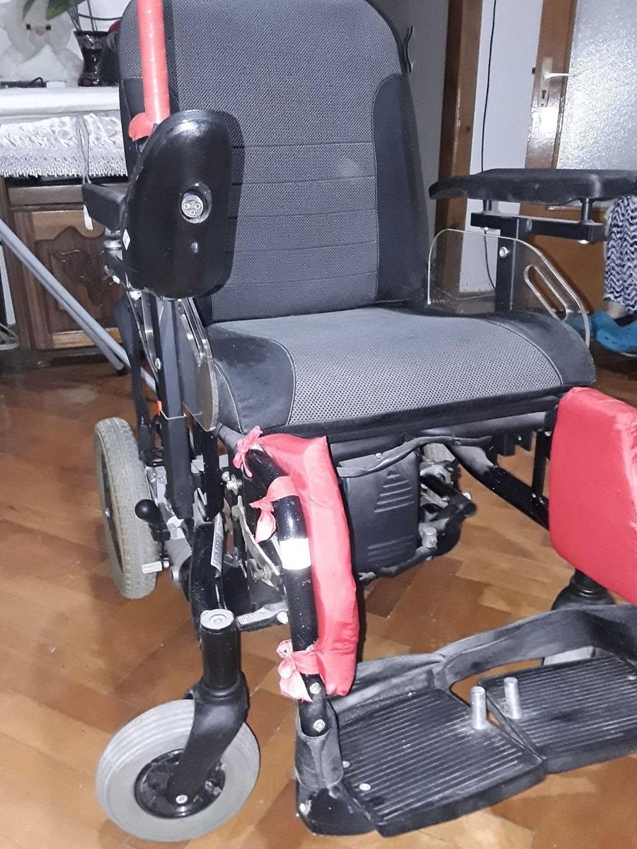 Fotoliu electric persoane cu dizabilitati