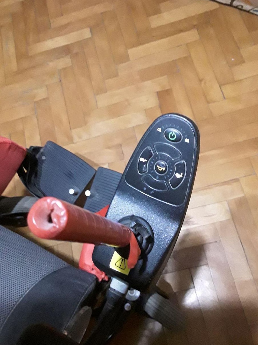 Fotoliu electric persoane cu dizabilitati
