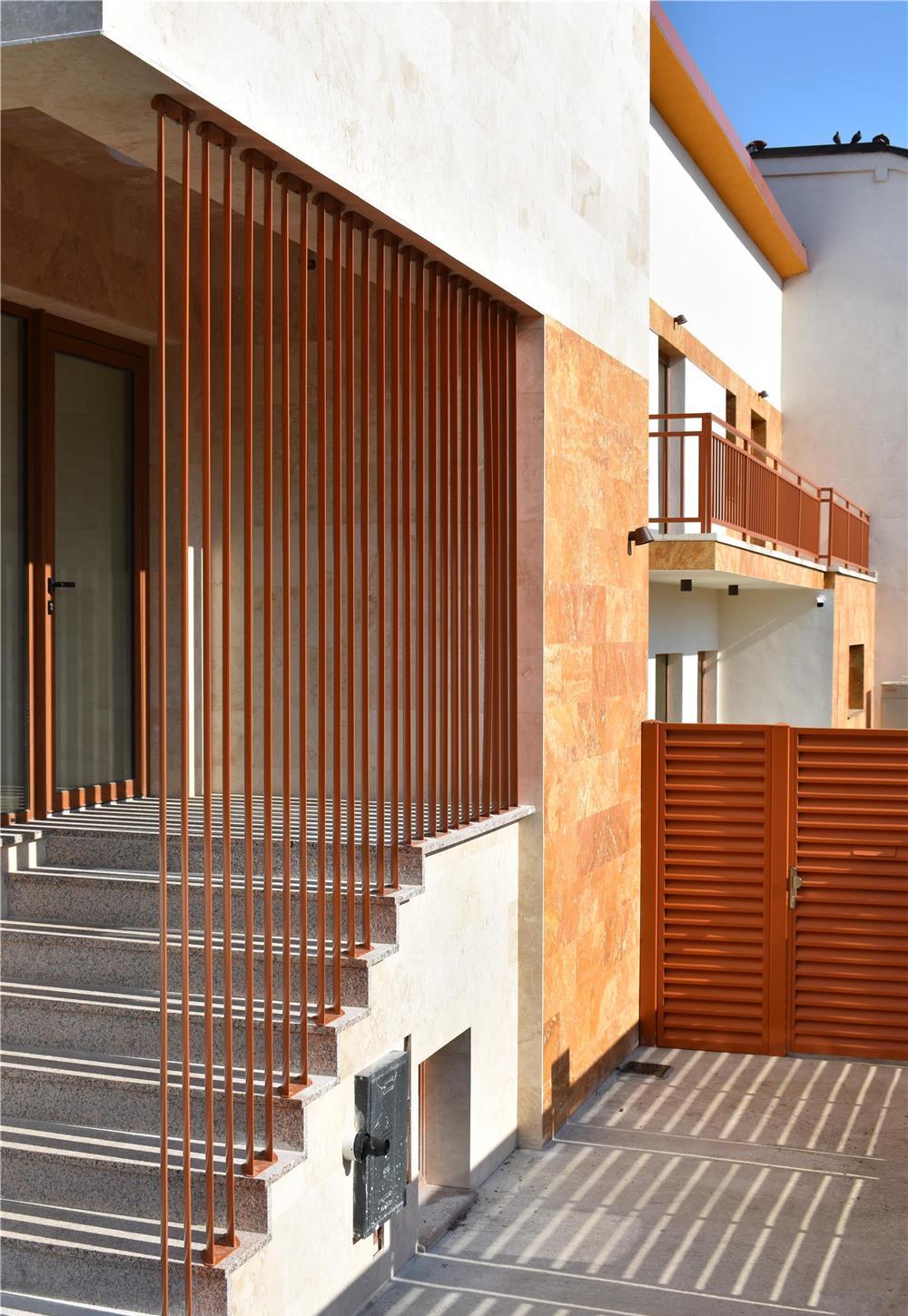 Garduri moderne, porti, balustrade din aluminiu sau otel vopsite in camp electrostatic