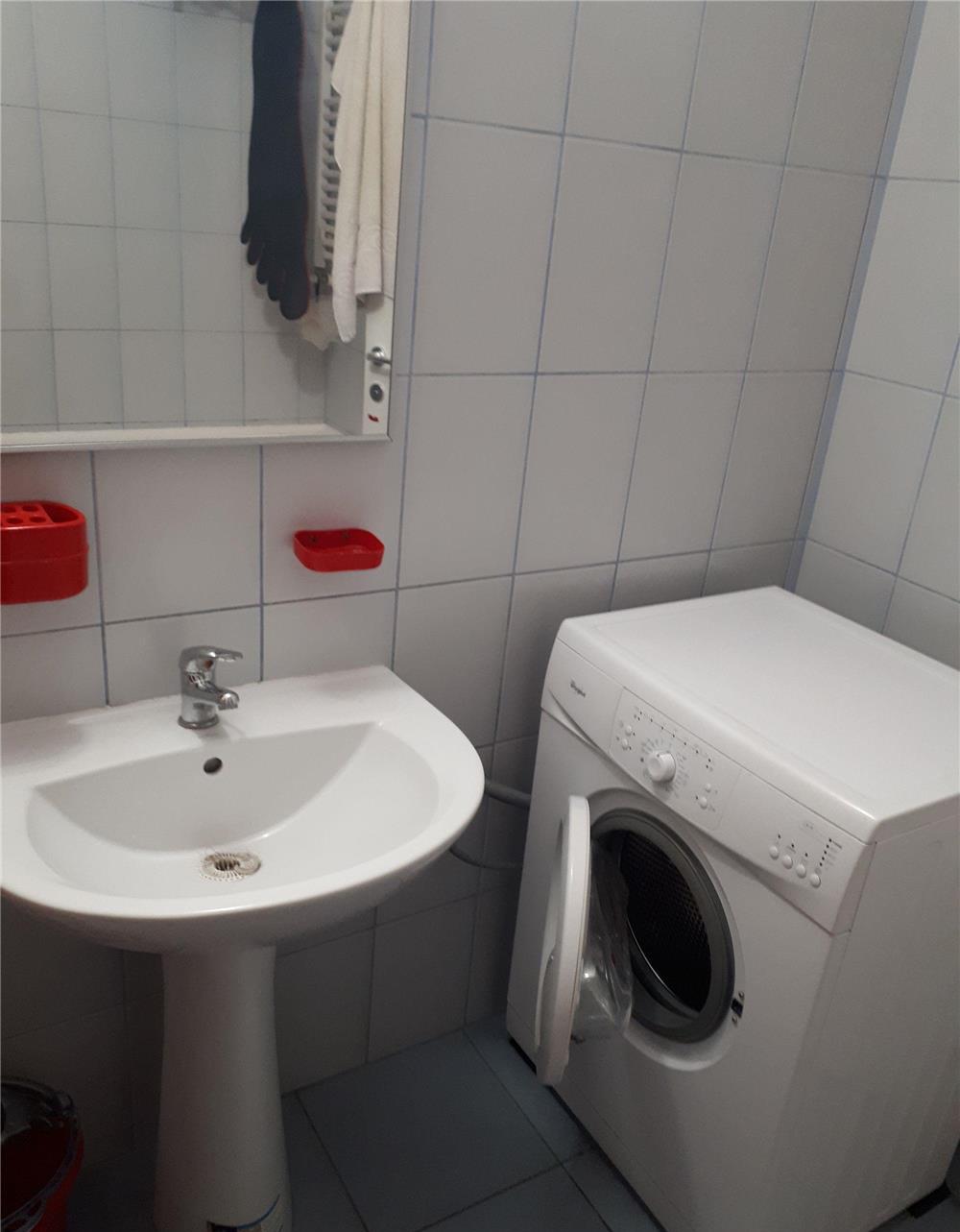 Garsoniera compartimentata de vanzare 42 m