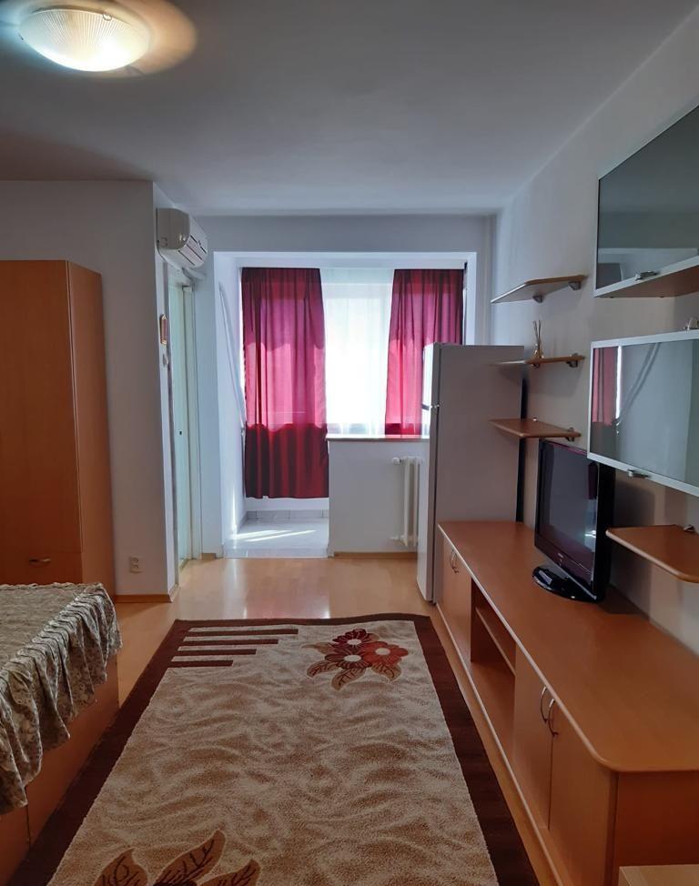 garsoniera dristor-metrou la scara blocului-modern