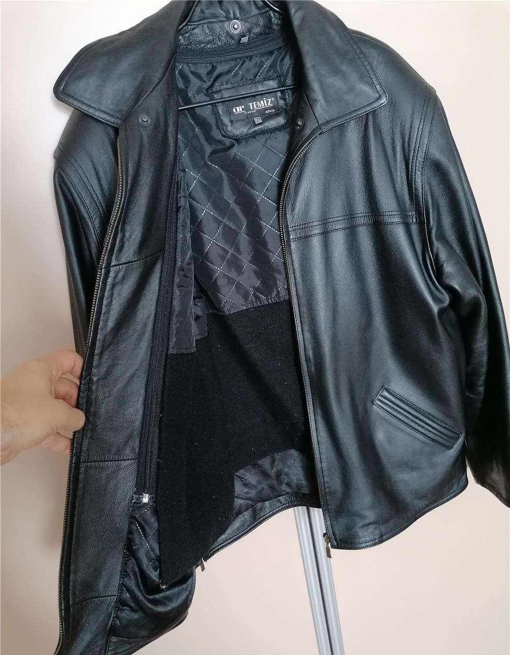 Geaca neagra de piele