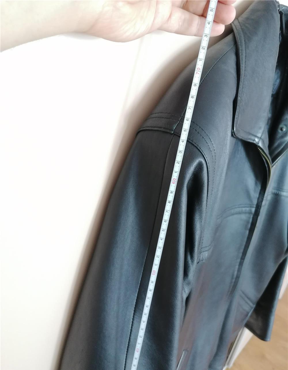 Geaca neagra de piele