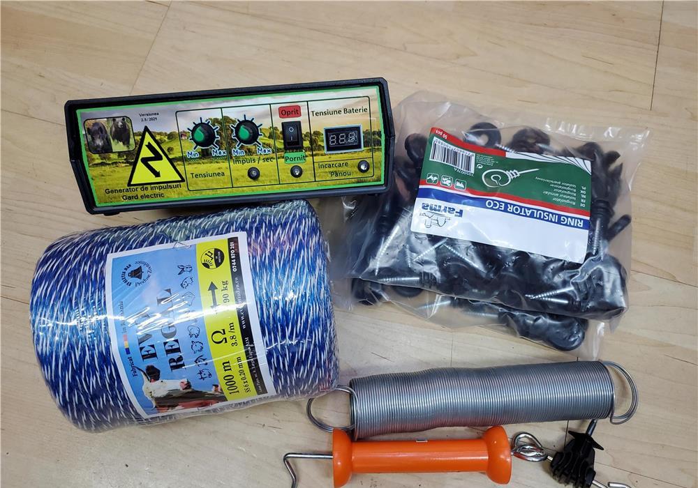 Generator pentru gard electric ( pastor electric ) Voltmetru digital, Panou solar fotovoltaic..
