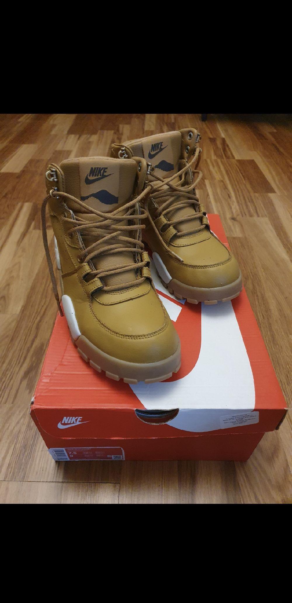 Ghete iarnă Nike Rhyodomo 250 lei