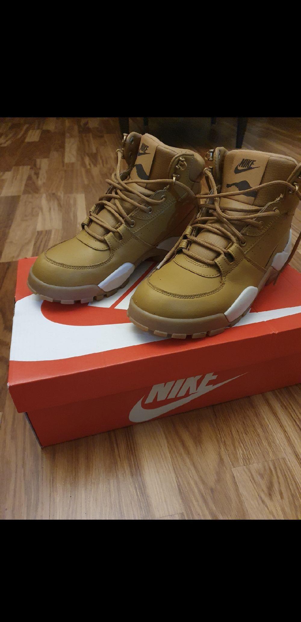 Ghete iarnă Nike Rhyodomo 250 lei