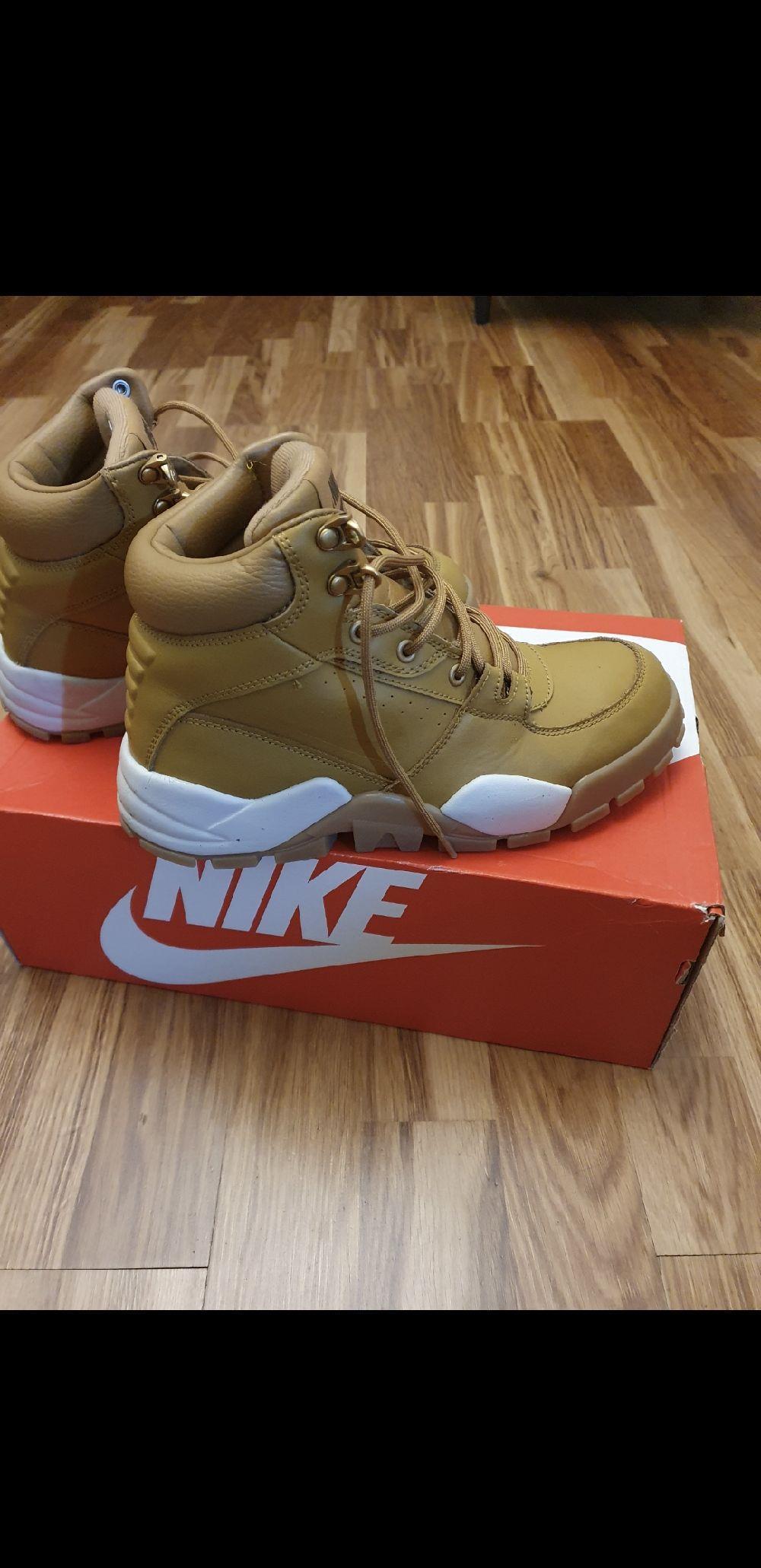 Ghete iarnă Nike Rhyodomo 250 lei