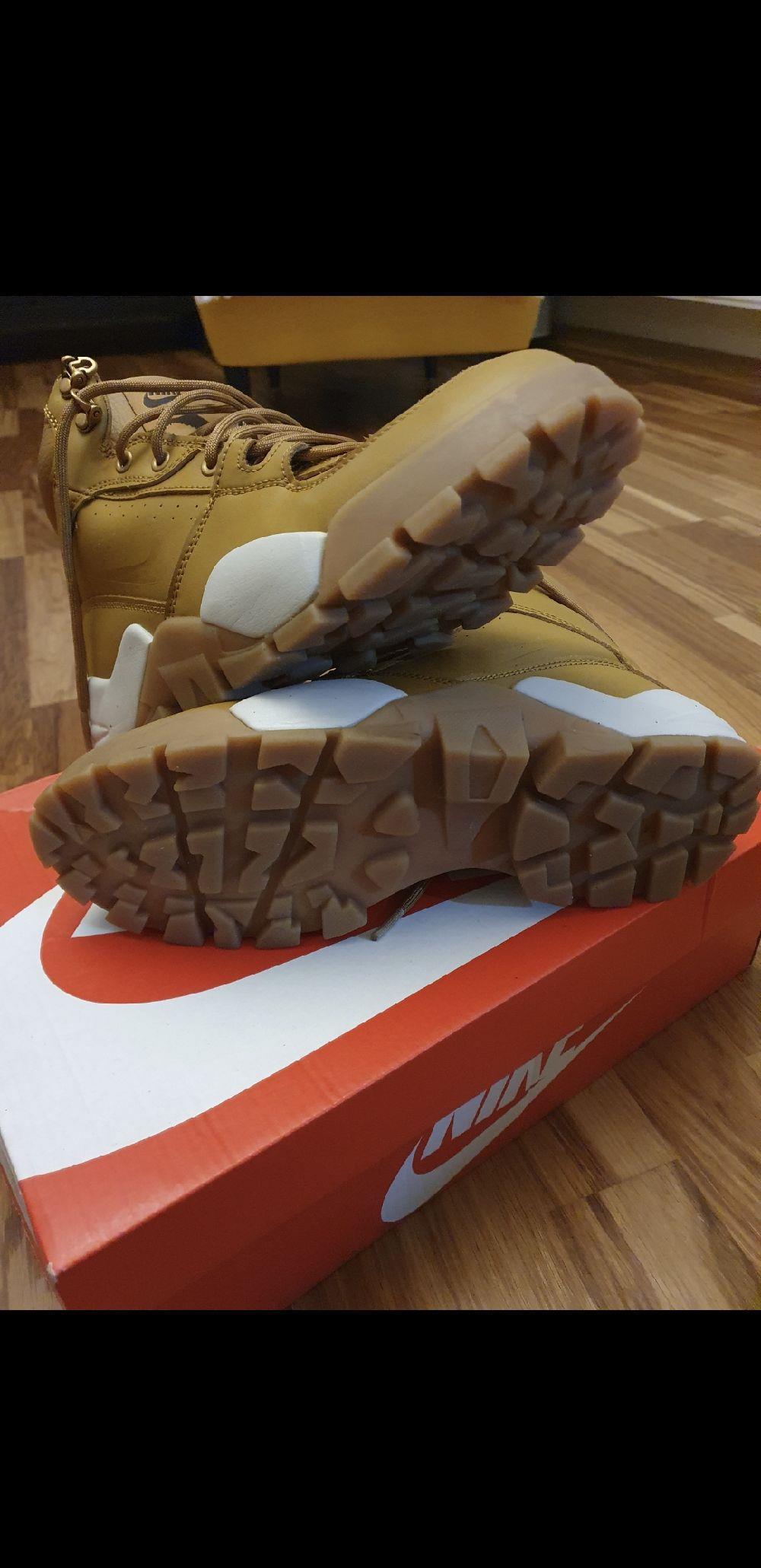 Ghete iarnă Nike Rhyodomo 250 lei