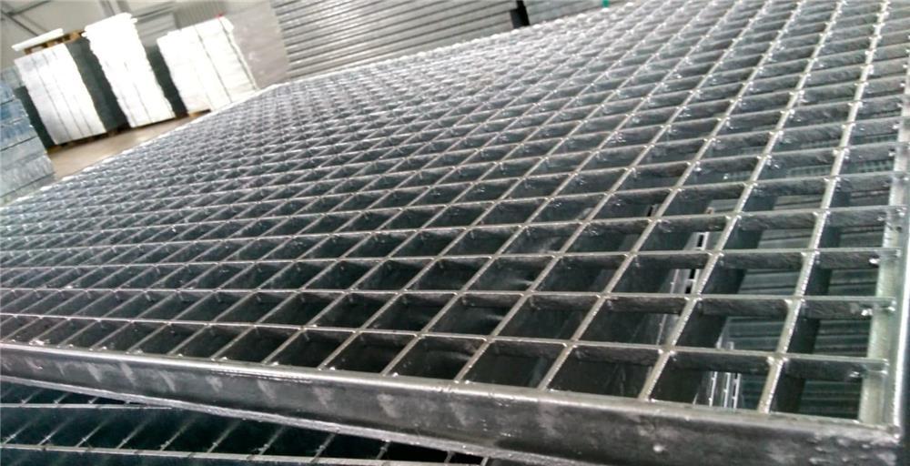 Gratare si trepte metalice zincate scara exterioara acces platforme constructii,rigole