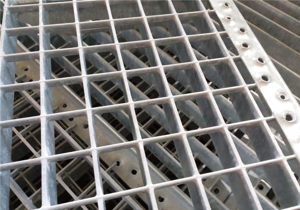 Gratare si trepte metalice zincate scara exterioara acces platforme constructii,rigole