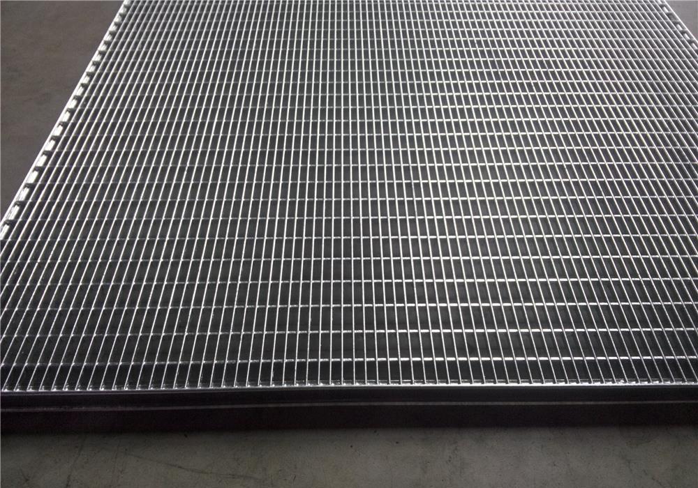 Gratare si trepte metalice zincate scara exterioara acces platforme constructii,rigole