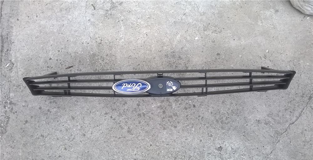 GRILA FATA RADIATOR FORD FOCUScu sigla ford