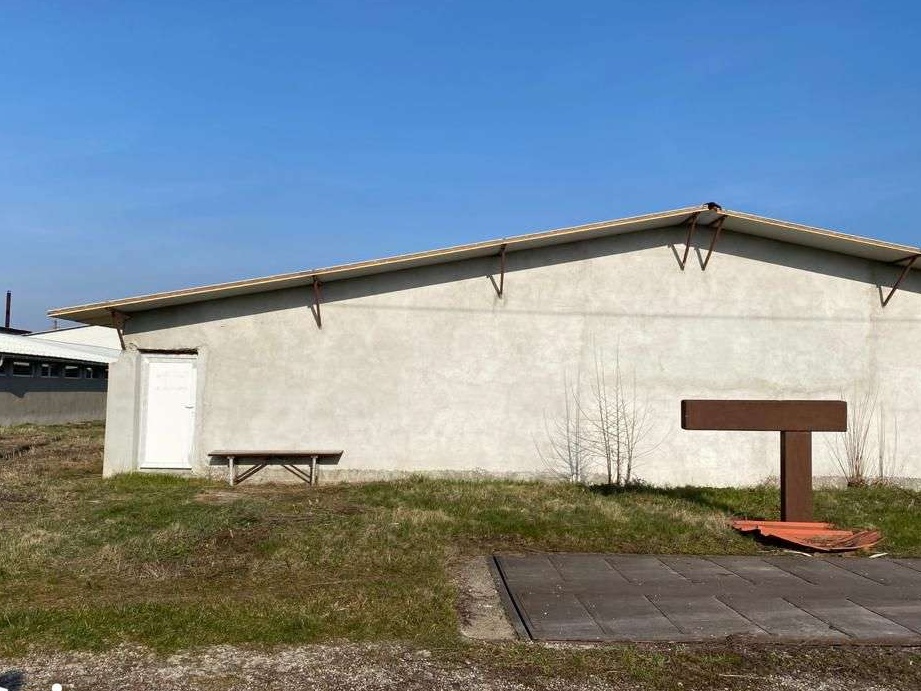 Hala, 2186 mp, situata la 30 km de Oradea, in localitatea Cefa