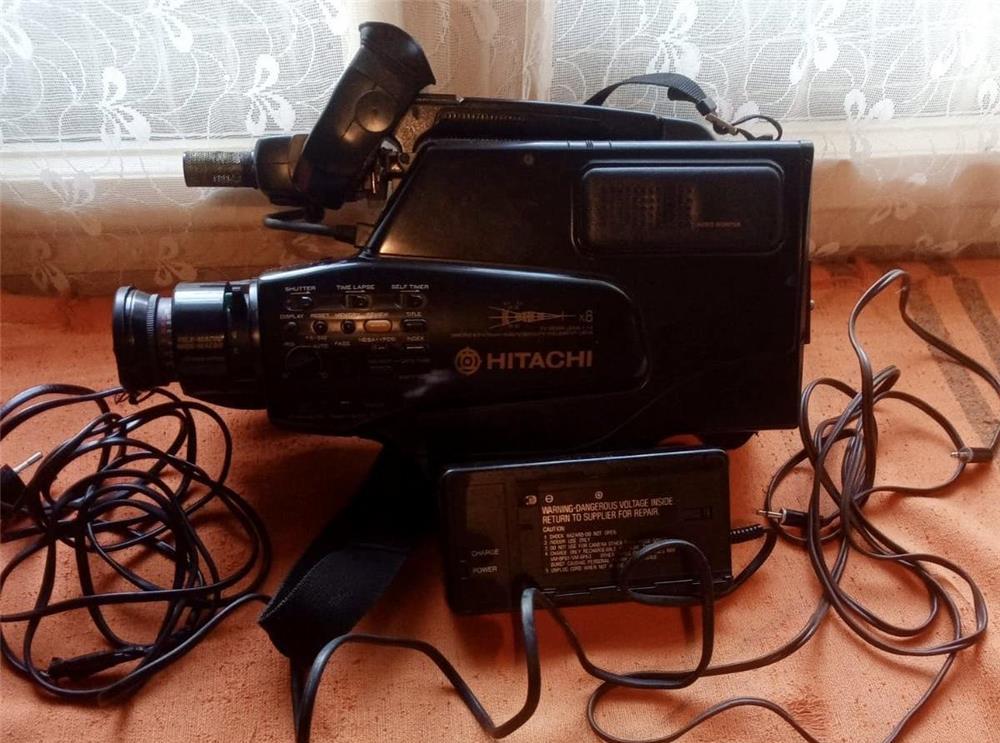 HITACHI Aparat de inregistrat camera video pt caseta VHS, complet de baterie si incarcator.