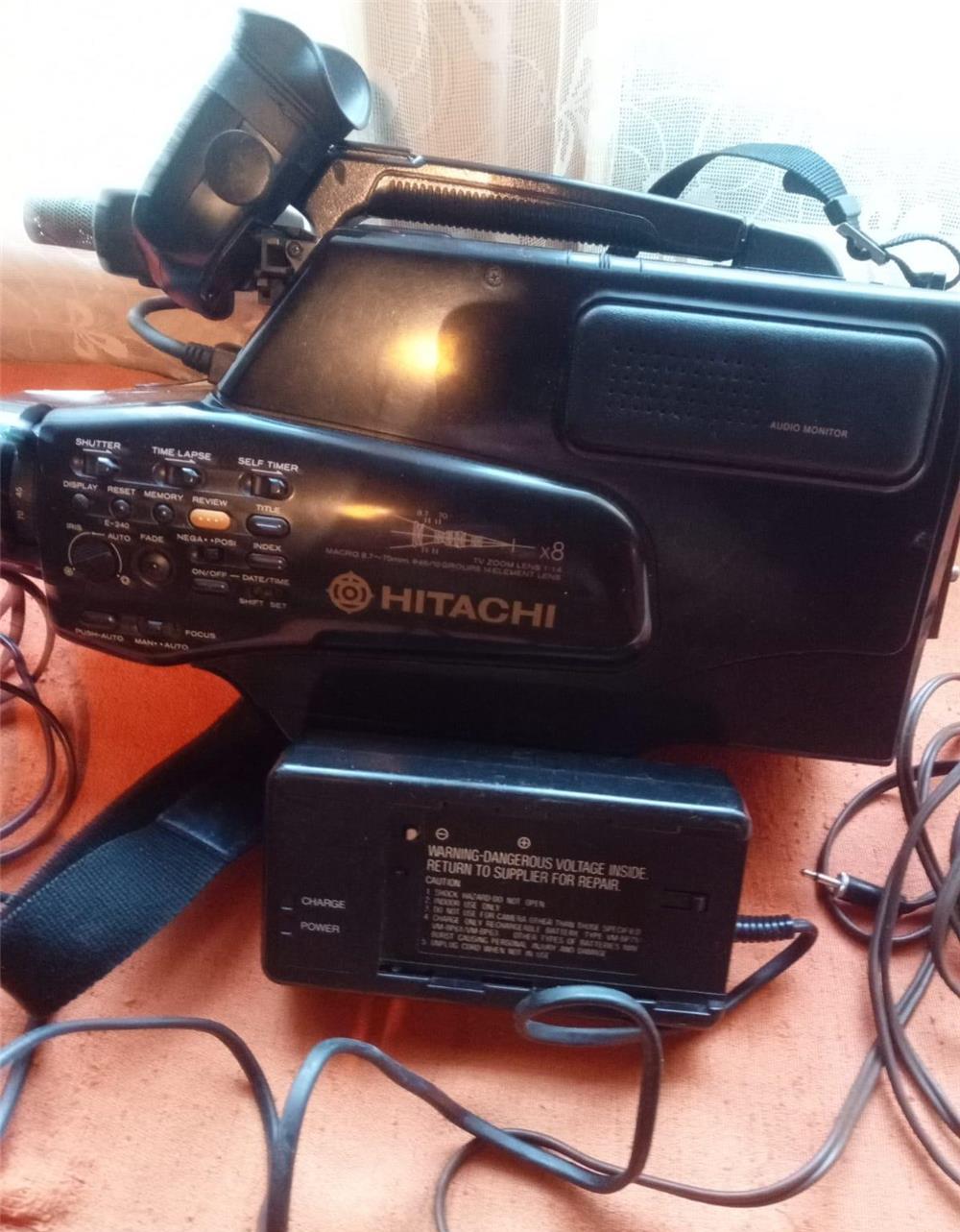 HITACHI Aparat de inregistrat camera video pt caseta VHS, complet de baterie si incarcator.