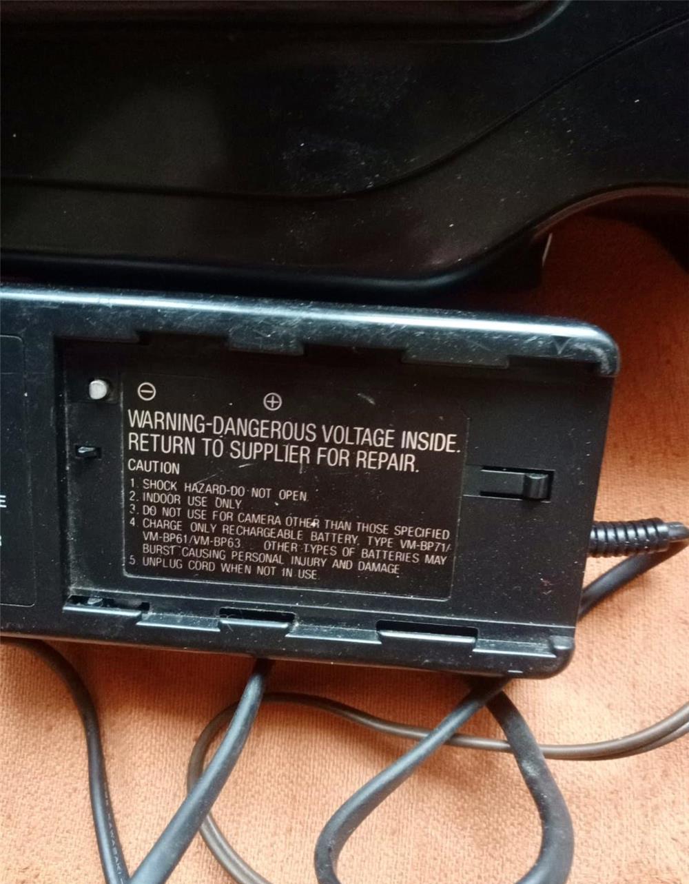HITACHI Aparat de inregistrat camera video pt caseta VHS, complet de baterie si incarcator.