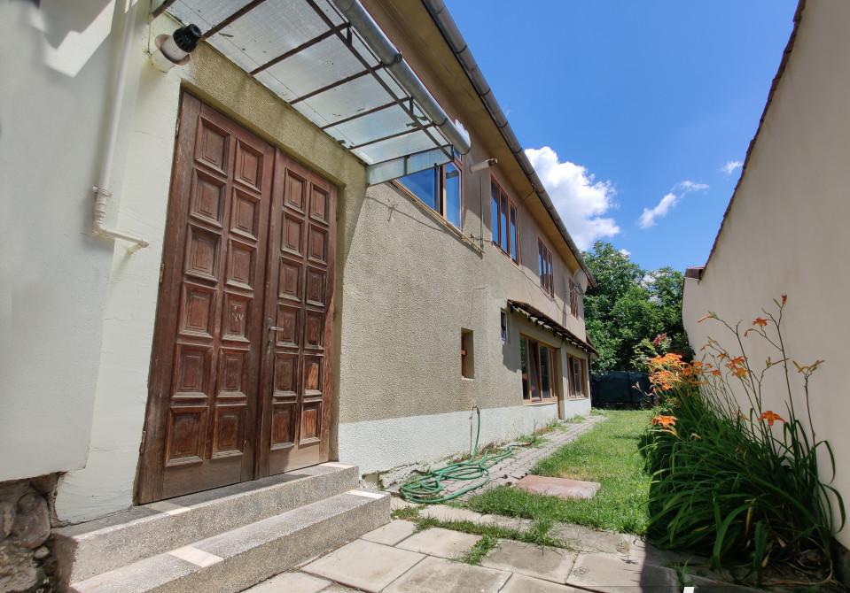 Imobil cu 8 camere in Lazaret pretabil locuinta sau investitie