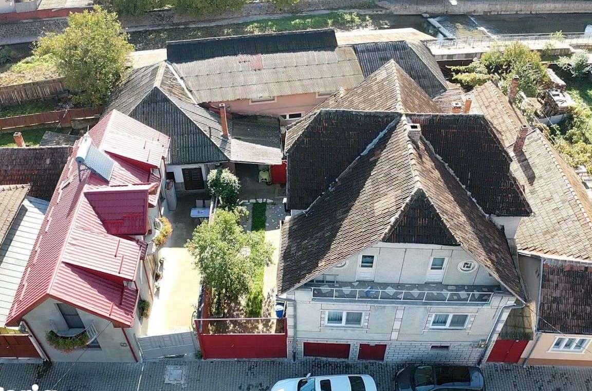 Imobil cu destinatii multiple,pensiune, restaurant,cabinete