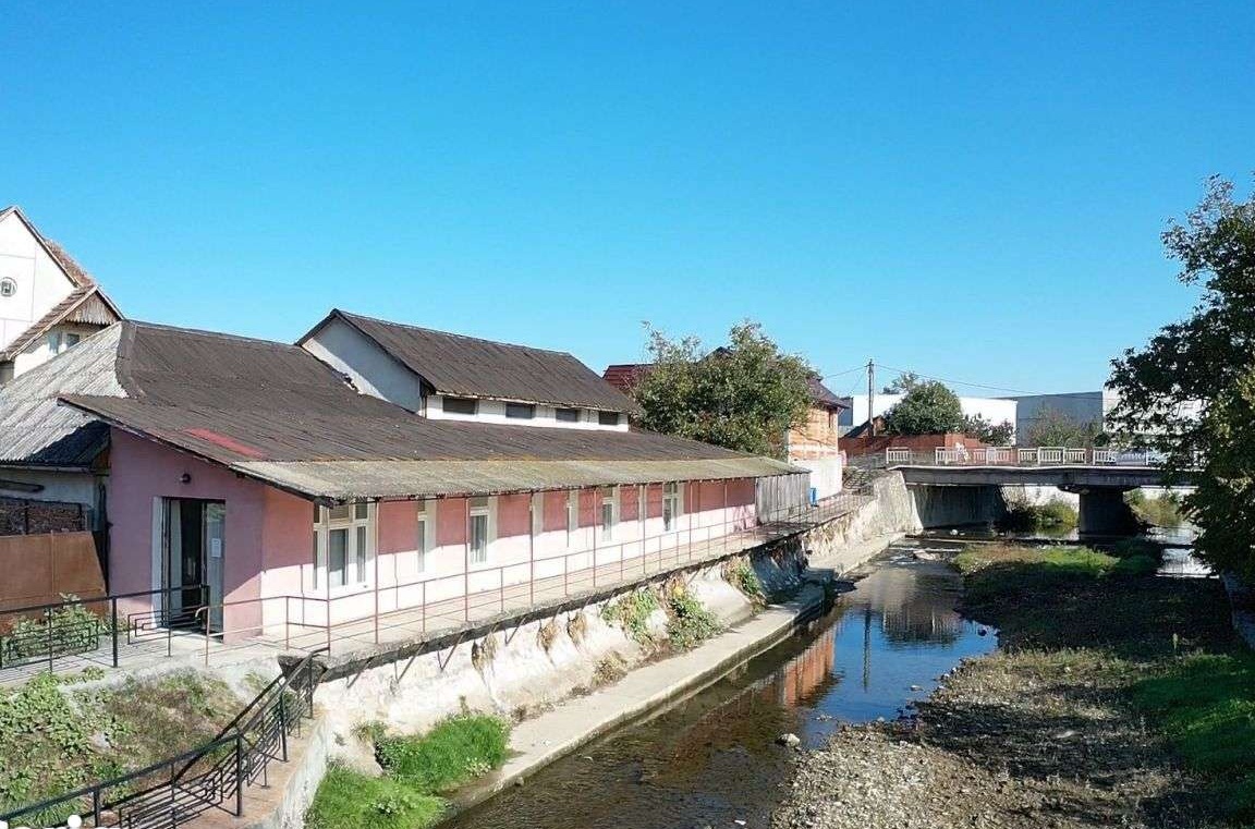 Imobil cu destinatii multiple,pensiune, restaurant,cabinete