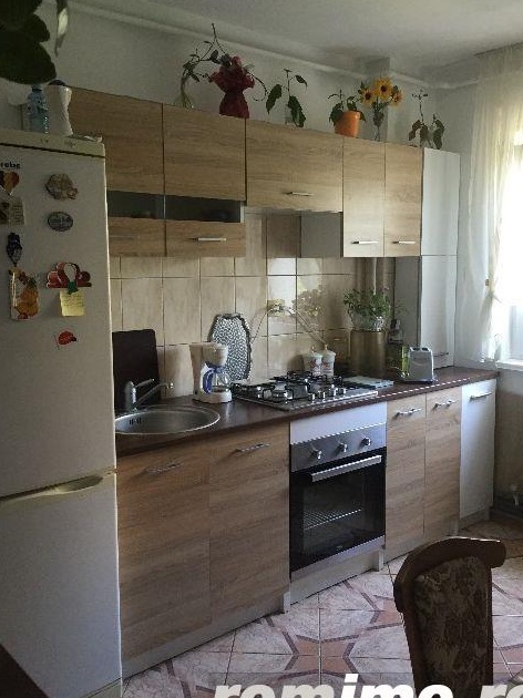Inchiriem apartament 2 camere decomandate, etaj intermediar, pozitionat bine
