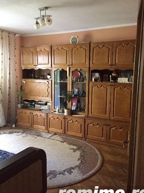 Inchiriem apartament 2 camere decomandate, etaj intermediar, pozitionat bine