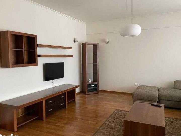 Inchiriem apartament de 3 camere - zona Strand - parcare