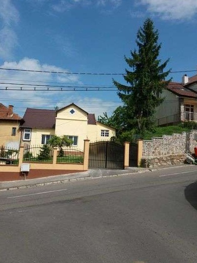 Inchiriem casa central cu curte mare