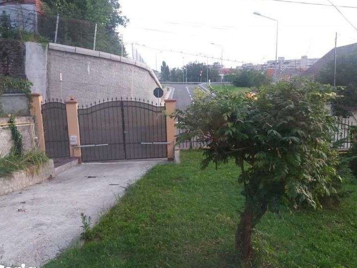 Inchiriem casa central cu curte mare