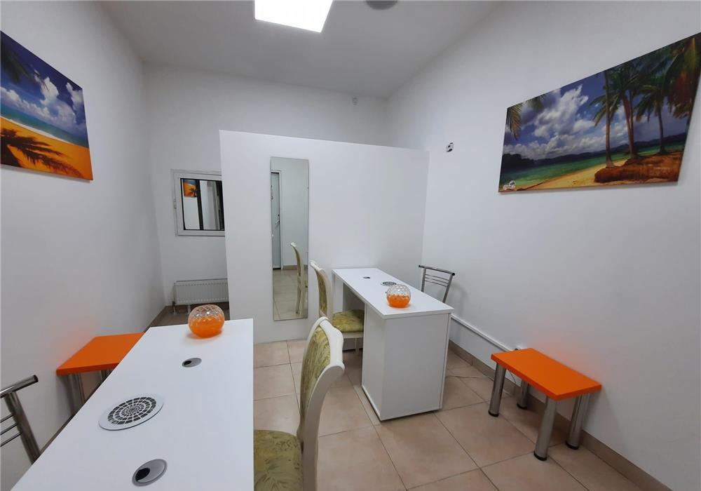 Închiriem o masa de manichiură în salonul Tropical