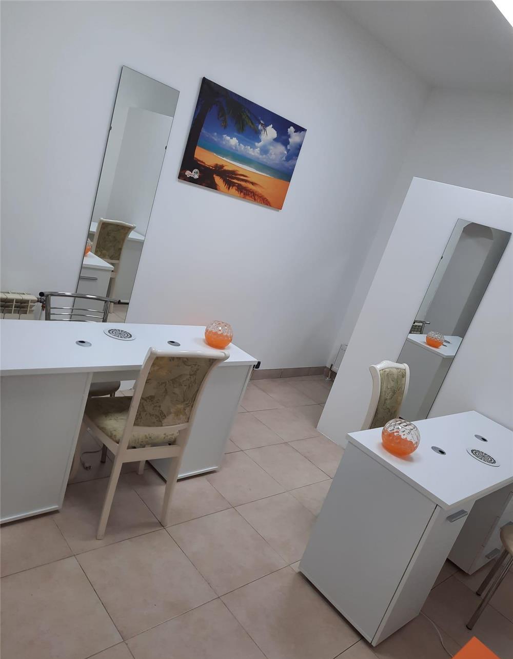 Închiriem o masa de manichiură în salonul Tropical