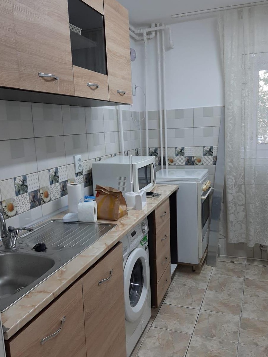 Închiriere apartament  2 camere , etaj 1 , decomandat