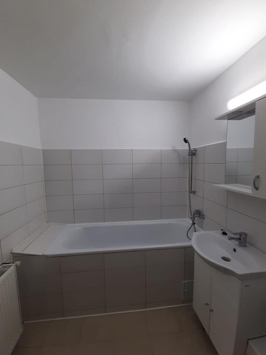 Închiriere apartament  2 camere , etaj 1 , decomandat