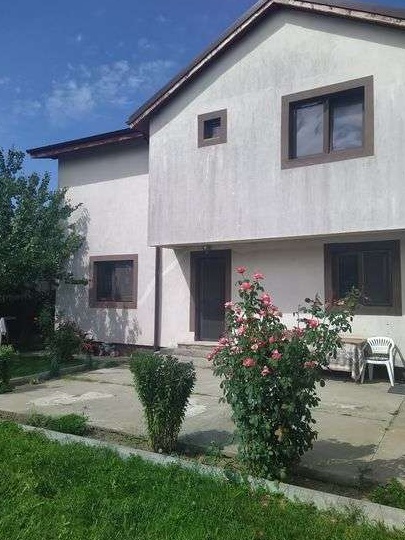 Închiriere casă la curte