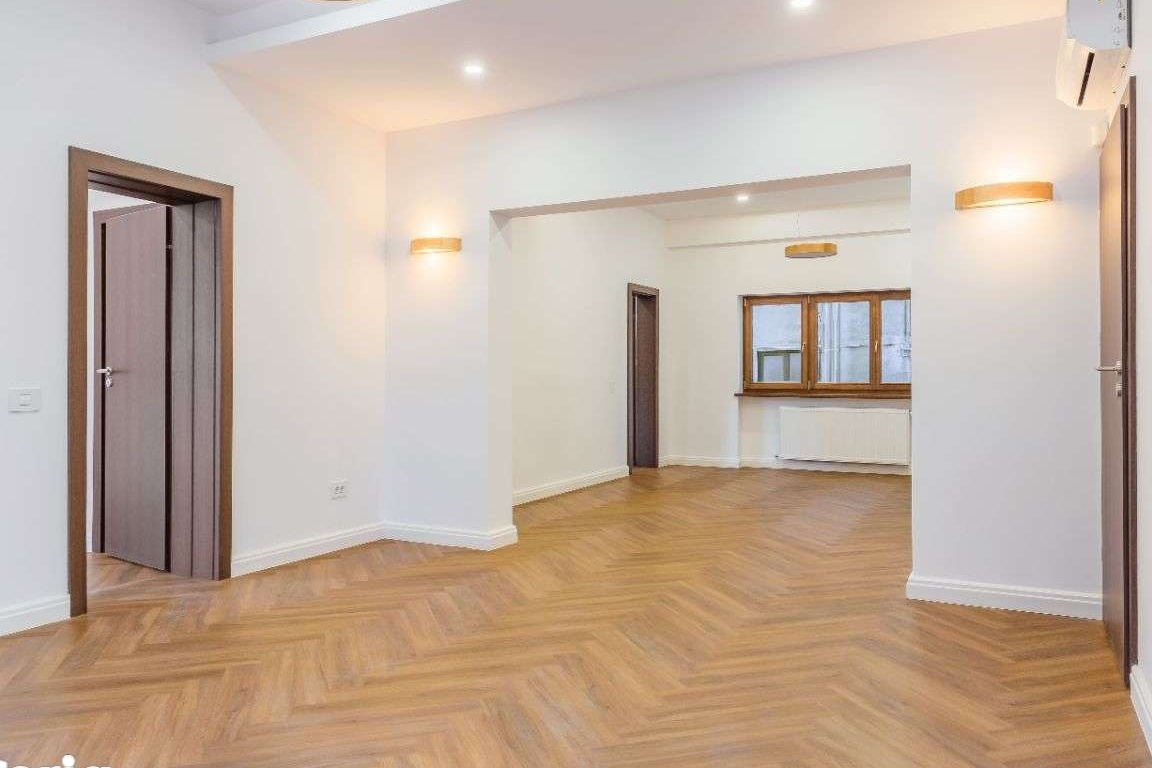 Închiriere spaţii la demisol/parter (cabinete + open space)