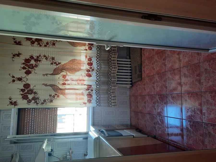 Închiriez 3 camere deocamdat, zona centrala Dristor