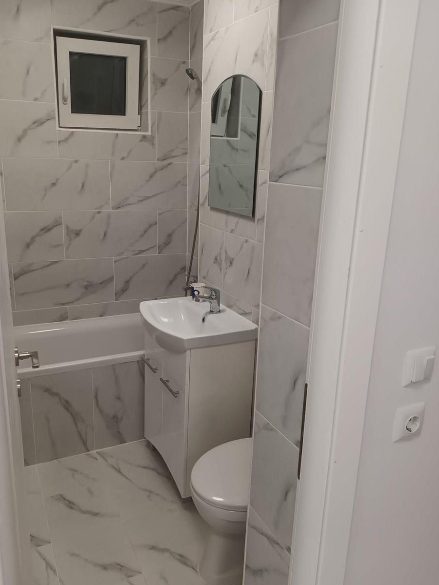 Închiriez apartament 2